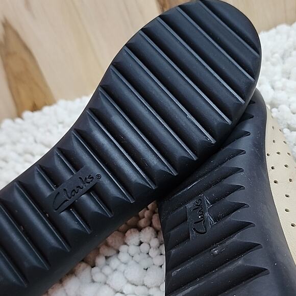 CLARKS COLLECTION NEW  CUSHION ELASTIC LOAFERS TAN IN VGUC CLEAN SIZE 6.5 LADIES - Picture 14 of 16